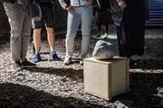 Die Komponistin Barblina Meierhans hat die Klänge von sich spaltenden Steinen eingefangen und daraus eine Soundinstallation geschaffen. (Bild: Urs Bucher)