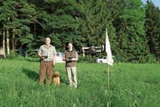 Der Multikopter, hier bedient von Daniel Wyss (rechts), verfügt über eine Wärmebildkamera, die Rehkitze in der Wiese auf dem Bildschirm in der Hand von Adrian Baumberger anzeigt. (Bild: Eddy Schambron)
