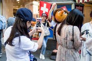 Ein bekanntes Bild in Luzern: Touristen auf Sujetjagd in der Altstadt. (Bild: Alexandra Wey/Keystone)