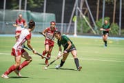 Sae Fontana (rechts), Mittelfeldspielerin des Luzerner SC und ihr Team leisten gegen den haushohen Favorit Rotweiss Wettingen grossen Widerstand. Bild: Roger Grütter (Luzern, 29. Juni 2019)