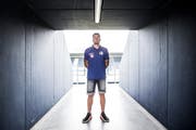 Der neue FCL-Stürmer Francesco Margiotta bei einem Tribüneneingang in der Swisspor-Arena. (Bild: Manuela Jans-Koch, Luzern, 28. Juni 2019)