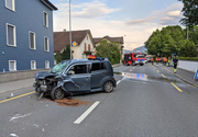 Das Unfallauto steht schwer demoliert auf der Gotthardstrasse zwischen Oberarth und Arth. (Bild: Geri Holdener, Bote der Urschweiz)