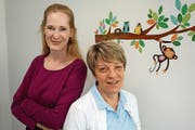 Christiane Dhingra (links) und Maira Snikere kümmern sich um die kleinen Patientinnen und Patienten. (Bild: Eddy Schambron)