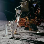 Ein Mitglied der Besatzung von Apollo 11 bei der Arbeit auf der Mondoberfläche. (Bild: PD/Naturmuseum St.Gallen)