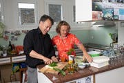 Hildegard Keller und Christof Burkard beim gemeinsamen Kochen in ihrer Wohnung. (Foto: Valeriano Di Domenico)