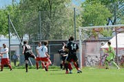 Michael Wiprächtiger (Nummer 11) erzielt nach 17 Minuten mit dem Kopf die wichtige Bütschwiler Führung. (Bild: Beat Lanzendorfer)