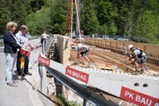 Vreni Schmidlin-Brun, Gemeindepräsidentin von Entlebuch und Michael Hofstetter, Gemeindeammann von Hasle, begutachten die neue Brücke. (Bild: Nadia Schärli, 3. Juni 2019)