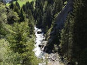 Die Unfallstelle bei Pardé am Medelser Rhein. (Bild: Kantonspolizei Graubünden)