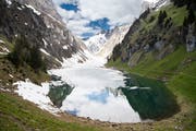 Im Flachland hat am Auffahrtswochenende der Sommer Einzug gehalten. In den Bergen, auch im Alpstein wie im Bild am Sämtisersee, hat's aber immer noch viel Eis und Schnee. (Bild: Ralph Ribi - 31. Mai 2019)