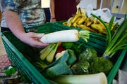 «Tischlein deck dich» ist eine der Organisationen, die in der Ostschweiz Bedürftige direkt mit vor der Vernichtung bewahrten Lebensmitteln versorgen. Im Bild die Abgabestelle von «Tischlein deck dich» in Bischofszell TG. (Bild: Reto Martin - 16. Oktober 2014)