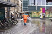 Mit Streusalz gegen Eis und Schnee auf dem St.Galler Vadianplatz. (Bild: Thomas Hary - 19. November 2018)