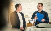 Bei der Petitionsübergabe Ende Oktober 2018: Patrick Bucher von der Bürgergruppe «Zukunft Gemeinde Herdern» und Gemeindepräsident Ulrich Marti. (Bild: Andrea Stalder)