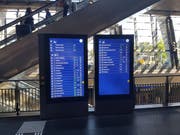 So sehen zwei der vier interaktiven Monitore aus, die neu im Bahnhof stehen. (Bild: Simon Mathis, Luzern, 3. Juni 2019)