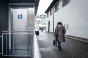 Die provisorische Toilettenanlage zwischen Post Brühltor und Waaghaus wird vorläufig weiter betrieben. (Bild: Jakob Ineichen - 30. Januar 2015)