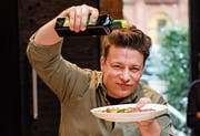 TV-Starkoch Jamie Oliver revolutionierte Kochsendungen. (Bild: Axel Heimken/DPA (Hamburg, 6. Dezember 2017))