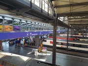 Durch eine verständliche Signalisation wollen die SBB den Personenfluss am Bahnhof beschleunigen. (Bild: Simon Mathis, 3. Juni 2019)