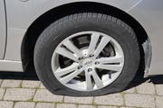 In Bütschwil wurden an fünf Autos Reifen zerstochen. (Bild: Kapo)