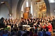 Der Thurgauer Festchor und das Bläserensemble Generell5 tragen sowohl besinnliche, als auch beschwingte Lieder vor. (Bild: Ramona Riedener)