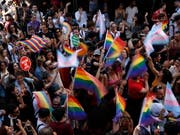 Mit Regenbogenfahnen ausgestattet, wurde in Istanbul für die Rechte von Homosexuellen demonstriert. (Bild: KEYSTONE/AP/LEFTERIS PITARAKIS)