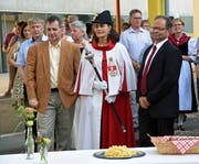 Öffentliche Wahlfeier für Kantonsratspräsident Reto Wallimann (links), und Landammann Josef Hess, begleitet von Landweibelin Hanna Mäder. (Bild: Robert Hess, Alpnach, 28. Juni 2019)