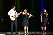 Erik Bernasconi, Simona Liggenstorfer und Laura Carrieri interpretierten den Punk-Song Time of my Life von Greenday akustisch. (Bild: Judith Schuck)