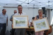 Margrit und Walter Harzenetter bekamen als Abschiedsgeschenk zwei Bilder der Kunstmalerin Alice Fuchs überreicht. Bild: Astrid Zysset