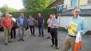 Stadtspaziergang mit Historiker Karl Schmuki (rechts): Die Lokalpolitiker Frank Albrecht, Urs Blaser, Wolfgang Giella, David Mathis, Alois Künzle, Thomas Jung und Werner Bischofberger (von links). (Bild: PD (4. Juni))