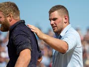 So wollen die Berner Schwingfans Remo Käser sehen: gewinnen und den Gegner vom Sägemehl befreien (Bild: KEYSTONE/PETER KLAUNZER)