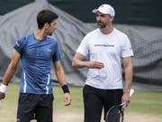 Der serbische Weltranglisten-Erste Novak Djokovic (links) holte den Kroaten Goran Ivanisevic (rechts) in den Trainer-Stab für die Titelverteidigung in Wimbledon (Bild: KEYSTONE/PETER KLAUNZER)