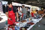 Nicht nur am Grill, sondern auch daneben gab es für die Teilnehmer viel zu tun, konnten doch die Details – wie zum Beispiel die Beilagen – über die Qualifikation und Nichtqualifikation entscheiden. Bild: Christof Lampart