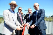 Das rote Band in der Brückenmitte wird von Regierungsrat Marc Mächler, Stadtpräsident Daniel Gut, Bürgermeister Manfred Bischof und Regierungschef-Stellvertreter Daniel Risch (von links) durchschnitten. (Bild: Hansruedi Rohrer)