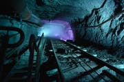 Speziell und noch bis am 20. Juli zu sehen: Die Lichtinstallationen im Innern des Gonzenbergwerks. (Bild: Andreas Hörner)