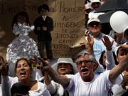 In Ecuador sind am Samstag zahlreiche Menschen auf die Strasse gegangen, um gegen gleichgeschlechtliche Ehen zu demonstrieren. (Bild: KEYSTONE/AP/DOLORES OCHOA)