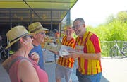 Christian Ming (rechts) im Verkaufsstress. Bild Michael Wyss (Horw, 30. Juni 2019)