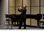 Klarinettist Jörg Widmann lotete den neuen Saal in Andermatt auch für ganz leise Töne aus. (Bild: Peter Fischli / Swiss Alps Classics)