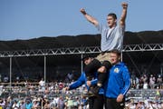 Armon Orlik jubelt nach seinem Sieg im Schlussgang gegen Domenic Schneider am Nordostschweizer Schwingfest in Hallau. (KEYSTONE/Ennio Leanza)