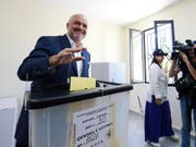 Ministerpräsident Edi Rama am Sonntag bei der Abgabe seiner Stimme. (Bild: KEYSTONE/AP/HEKTOR PUSTINA)
