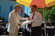 Bundesrätin Karin Keller-Sutter erhält ihren Marsch aus den Händen des Komponisten und Dirigenten Franz Sutter. Das gerahmte Notenblatt wird künftig voraussichtlich in Bern – im Büro oder in der Wohnungen aufgehängt sein. (Bild: Bilder: Zita Meienhofer)