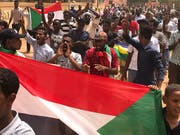 In der sudanesischen Hauptstadt Khartum sind am Sonntag erneut Tausende Demonstranten für die Einsetzung einer Zivilregierung im Land auf die Strasse gegangen. (Bild: KEYSTONE/AP/HUSSEIN MALLA)