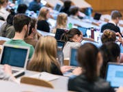 Die aus allen Nähten platzende Universität St. Gallen kann nach dem Ja der Stimmberechtigten erweitert werden. (Bild: KEYSTONE/CHRISTIAN BEUTLER)