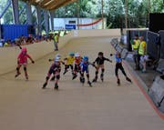 Wetteifern im Inline Drom: Robin Heller im gelben Shirt und blauem Helm. (Bild: Christoph Heer)