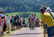 Die Velofahrer kurz vor dem Bergpreis auf dem Gupf. (Bilder: Christoph Heer)