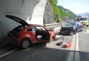 Zwei Autos stiessen frontal ineinander. (Bild: Kantonspolizei Schwyz, Brunnen, 4. Juni 2019)
