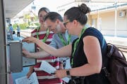 Christina Hanke von Foxtrail, Zentralbahn-Chef Michael Schürch und Reisebloggerin Kristin Reinhard (von links), testen die Schnitzeljagd. (Bild: Matthias Piazza (Hergiswil, 4. Juni 2019))