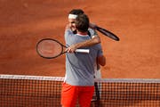 Stan Wawrinka gratuliert Roger Federer zu Sieg. (Bild: Yoan Valat / EPA, Paris, 4. Juni 2019)