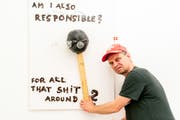 Krištof Kintera setzt auch in der Kali Gallery auf unmissverständliche, aber nicht anklagende Botschaften. (Bild: Kali Gallery/PD/Christian Kaufmann)
