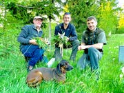 Drei Jäger und zwei gefundene Rehkitze. (Bilder: PD)