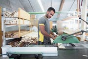 Dejen Tadese arbeitet bei der GAWO Gasser AG und fängt bald eine Schreinerlehre an. (Bild: Boris Bürgisser, Wolhusen, 4. Juni 2019))