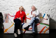 Judith Wild wirkte während 22 Jahren als Stiftungsratspräsidentin, Roland Schlumpf hatte die Theaterleitung 24 Jahre lang inne. Sie beide haben das Zuger Kleintheater massgeblich geprägt. (Bild: Stefan Kaiser, Zug, 28. Mai 2019)