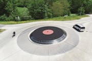 Keine UFO-Landung, keine überdimensionale Kochherdkunst – es ist ein Verkehrskreisel in Form eines Plattenspielers. (Bild: Peter Klaunzer/Keystone (Lyss, 27. Mai 2019))